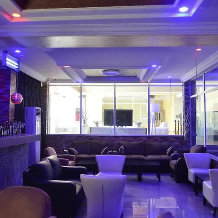 Hotel Hampton Towers & *